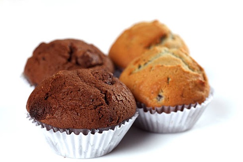 picture of two chocolate and two blueberry muffins